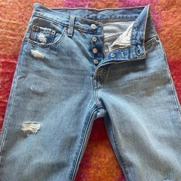 New With Tags 501  Levi’s Original Cropped distressed - Picture 2 of 7